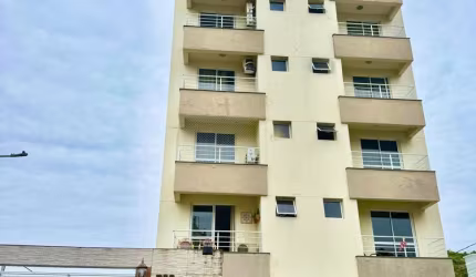 Apartamento a venda com 2 quartos sendo 1 suíte, 2 banheiros e 1 vaga de garagem.