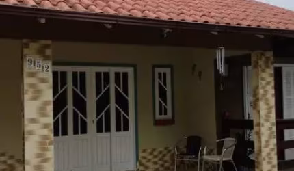 Casa a venda com 3 quartos, 3 banheiros e 2 vagas de garagem.