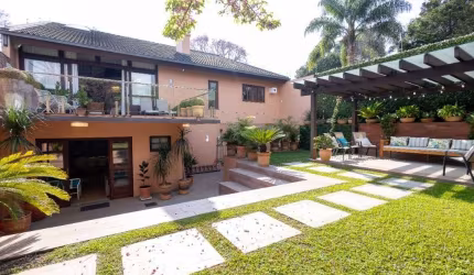 Casa à venda, 447m² privativos, 4 dormitórios sendo 2 suítes, espaço comercial integrado, 3 vagas. São Francisco/Mercês, Curitiba, PR.