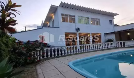 Casa em condomínio fechado com 5 quartos à venda na Rua Desembargador Gastão Macedo, Praça Seca, Rio de Janeiro, 551 m2 por R$ 910.000
