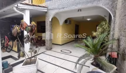 Casa com 3 quartos à venda na Rua Sapopemba, Bento Ribeiro, Rio de Janeiro, 206 m2 por R$ 800.000