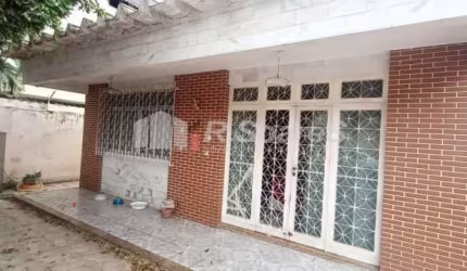 Casa com 6 quartos à venda na Rua Namur, Vila Valqueire, Rio de Janeiro, 500 m2 por R$ 650.000