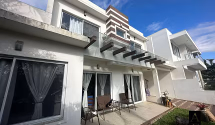 Casa uma quadra do mar