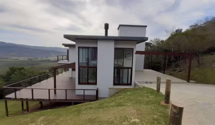 Belíssima Casa no Morro da Silveira