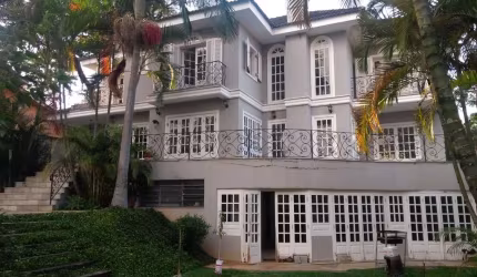 Imperdível mansão de luxo no Horto Florestal, em São Paulo-SP: 4 quartos, 6 banheiros, 10 vagas de garagem, 590m². Confira!