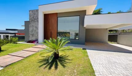 Belíssima casa á venda no condomínio Shamballa III