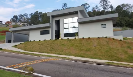 Linda casa em condomínio de alto padrão á venda em Atibaia/SP