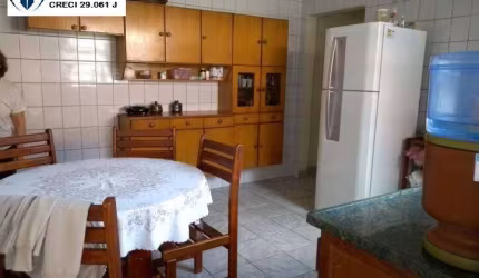 Ampla casa com 2 dormitórios no Jardim Estela