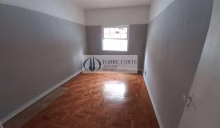 Linda casa com 2 dormitórios e 2 vagas no Cambuci