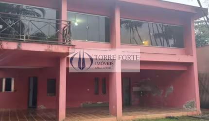 Linda casa com 4 dormitórios e 6 vagas em Interlagos
