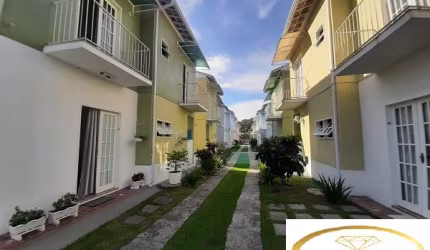 Ótima casa duplex em condomínio em área nobre