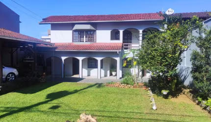 Vendo Sobrado Jardim Iririu uma suite e dois dormitórios.