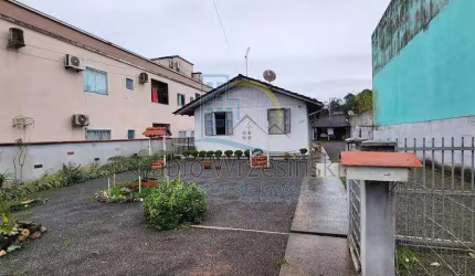 Terreno com uma casa mista no paranaguamirim
