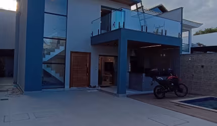 Linda casa Contemporânea em Vargem Grande RJ