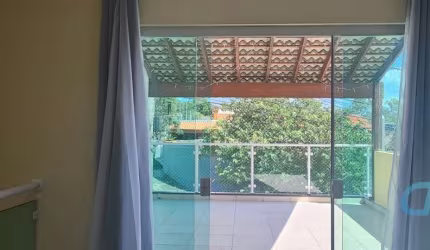 Sobrado à venda no Jardim Cambuci, região de Brás Cubas em Mogi das Cruzes, SP, com 4 dormitórios, sendo 1 suíte.