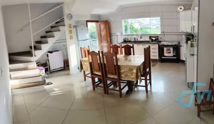 Sobrado para venda com 3 quartos no Residencial Novo Horizonte em Mogi das Cruzes, SP.