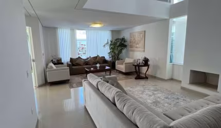 Casa Sobrado Alto Padrão à venda na Vila Oliveira em Mogi das Cruzes, SP, com 3 suítes e 348 m² de área construída.