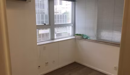 Sala comercial com 3 salas para alugar na Rua Tabapuã, 627, Itaim Bibi, São Paulo por R$ 2.209