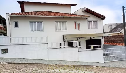 Sobrado AVERBADO à venda no centro de Barra Velha a 300 metros da Praia!