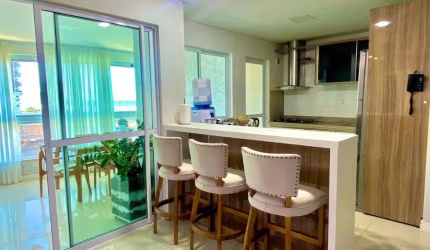APARTAMENTO EM PREDIO FRENTE MAR, NO CENTRO DE NAVEGANTES