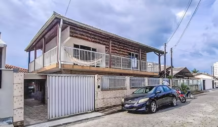 Sobrado AVERBADO com 04 dormitórios no Centro de NAVEGANTES.
