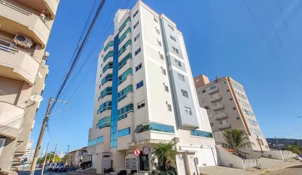 APARTAMENTO IMPECÁVEL MOBILIADO A 400 METROS DO MAR.