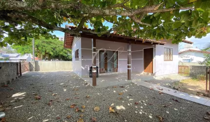 Casa para venda e locação no bairro Itacolomi em Piçarras- SC
