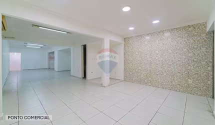 Casa à venda com ponto comercial, 03 suítes,  300m² de área de construída,  no bairro de Mandacaru, João Pessoa -PB.