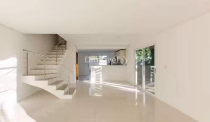 Casa em condomínio fechado com 3 quartos à venda na Rua Jacundá, 66, Guarujá, Porto Alegre por R$ 695.000