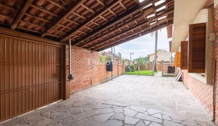 Casa com 3 quartos à venda na Rua Oiampi, 420, Guarujá, Porto Alegre por R$ 490.000