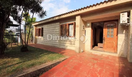 Casa com 4 quartos à venda na Rua Carlos Ferreira, 270, Teresópolis, Porto Alegre por R$ 500.000