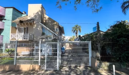 Casa em condomínio fechado com 3 quartos à venda na Avenida Pinheiro Borda, 625, Cristal, Porto Alegre por R$ 380.000