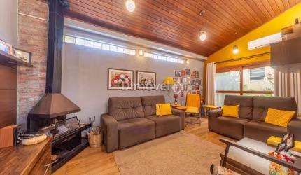 Casa com 4 quartos à venda na Praça Tamandaré, 776, Cristal, Porto Alegre por R$ 890.000