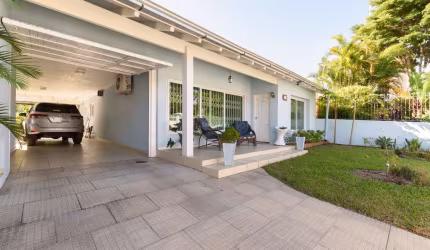 Casa com 3 quartos à venda na Avenida Copacabana, 140, Vila Assunção, Porto Alegre por R$ 2.000.000