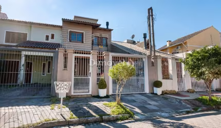 Casa com 3 quartos à venda na Rua Norival Paranaguá de Andrade, 41, Hípica, Porto Alegre por R$ 585.000