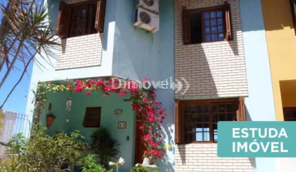 Casa com 3 quartos à venda na Rua dos Guananas, 63, Espírito Santo, Porto Alegre por R$ 650.000