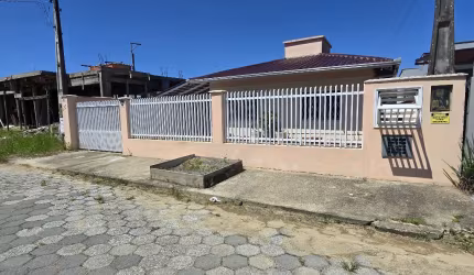 Linda casa semimobiliada em Penha