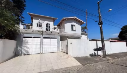 Linda casa na Armação do Itapocoroy