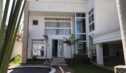Vendo casa sendo sobrado 4 suítes sendo uma máster com banheira com elevador em condomínio fechado na rua 12 residencial colibri, casa de alto padrão.