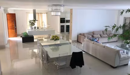 Vendo casa sendo sobrado 4 suítes sendo uma máster com banheira com elevador em condomínio fechado na rua 12 residencial colibri, casa de alto padrão.