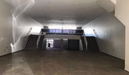 Prédio e loja comercial alugo na C 10 com loja de 300m2  mezanino vazada no primeiro andar com 4 salas com wc e copa no segundo andar mais 4 salas com wc e copa