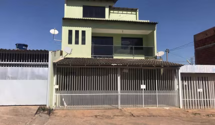 prédio comercial sendo loja no térreo, 1º andar com sala com cozinha grande e wc, e no 2º 3 quartos sendo uma suíte na QR 221 frente a avenida principal