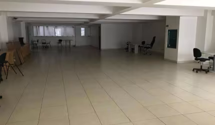 Prédio com subsolo sendo garagem, térreo, mais 2 pavimentos tipo, com elevador, e elevador de carga, ótimo para escola, cursos, escritórios para grandes empresa, clinicas, etc...