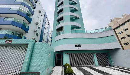 Apartamento de três quartos e duas vagas em Caiobá .