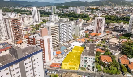 Terreno de 700m² no Centro de Tubarão: Ideal para Investir e Construir!