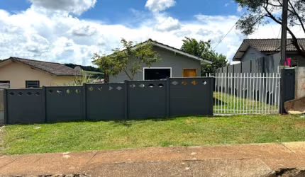 Casa Térrea no Contorno em amplo terreno.