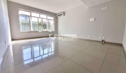 Imperdível: Casa à venda em SP, Jardim Casablanca! 3 quartos, 1 suíte, 3 salas, 2 banheiros, 4 vagas e 213m². Confira!