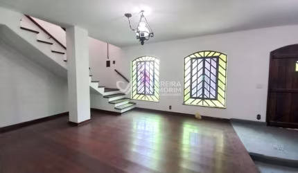 VENHA CONHECER ESSA ESPETACULAR CASA DE 3 QUARTOS COM 1 SUÍTE NA ZONA SUL DE SÃO PAULO, COM 8 VAGAS DE GARAGEM!