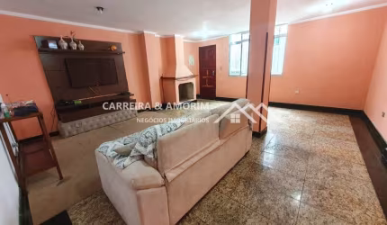 CASA A VENDA, 3 DORMITÓRIOS, SUÍTE, SALA DE JANTAR, SALA DE ESTAR, LAREIRA, 4 VAGAS COBERTAS. VILA SANTA CATARINA.