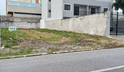 Sob lote de 195 m² no Pineville